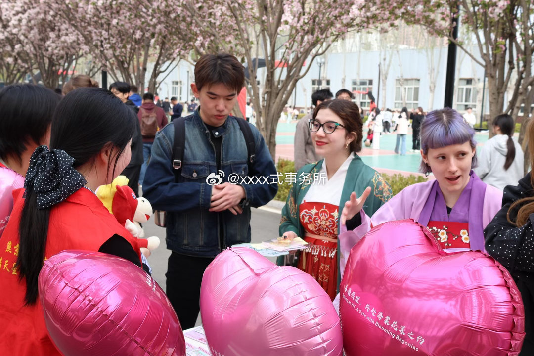 中国非遗惊艳英国青年有被燕理惊艳到！学校的海棠花海刚开全，英国朴次茅斯大学小伙伴