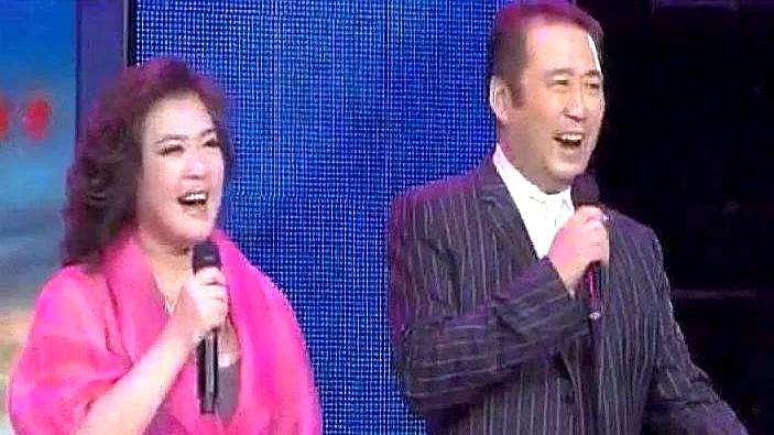 万山红这段婚姻，外界一直挺爱猜。
她28岁那会儿嫁给了莫建良，后来还生了个儿子，