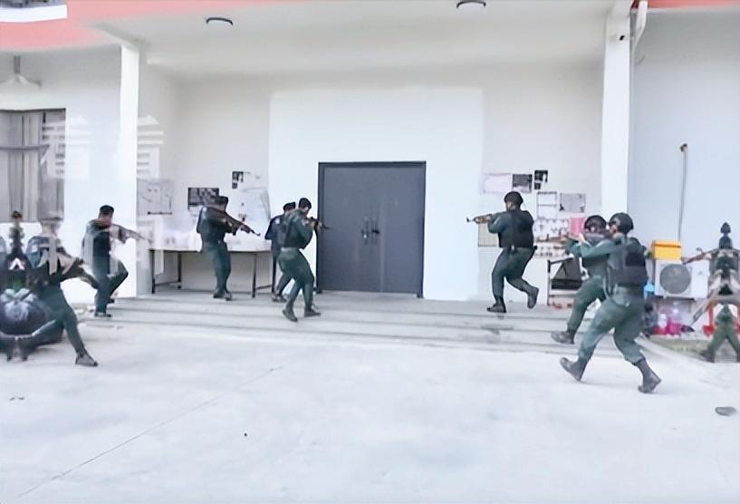 最近东南亚反诈打出了一套“组合拳”，柬埔寨直接端了一个大型电诈园区，一口气抓了2