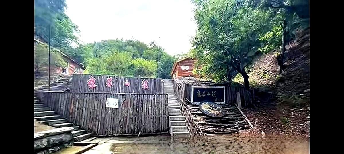 听说，《刘老根》最早那个龙泉山庄，早就荒了。

这事儿挺扎心——山庄破了还收门票