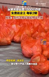 #暴雪天物业囤7000斤白菜免费送业主#12月14日，山东济南。因近期暴雪天气，