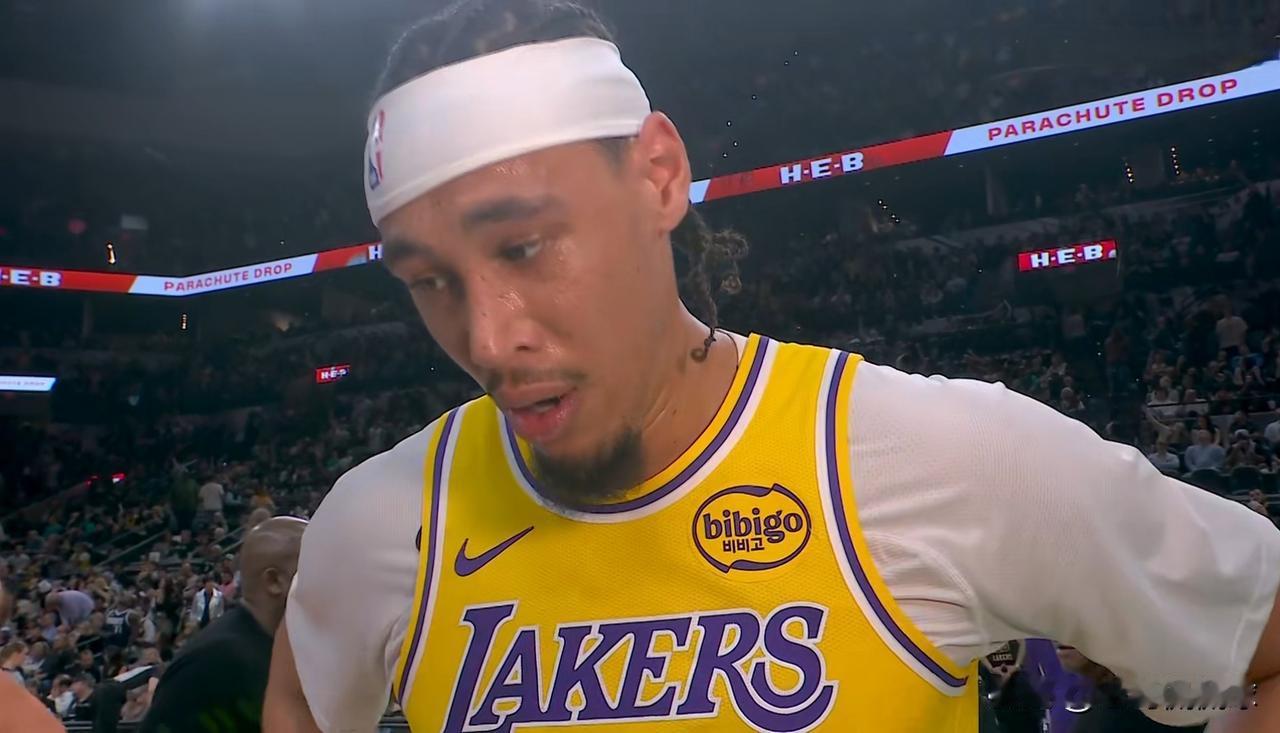 我真为湖人替补中锋海斯鸣不平！虽然今天湖人在客场以91:107惨败于马刺，但是海