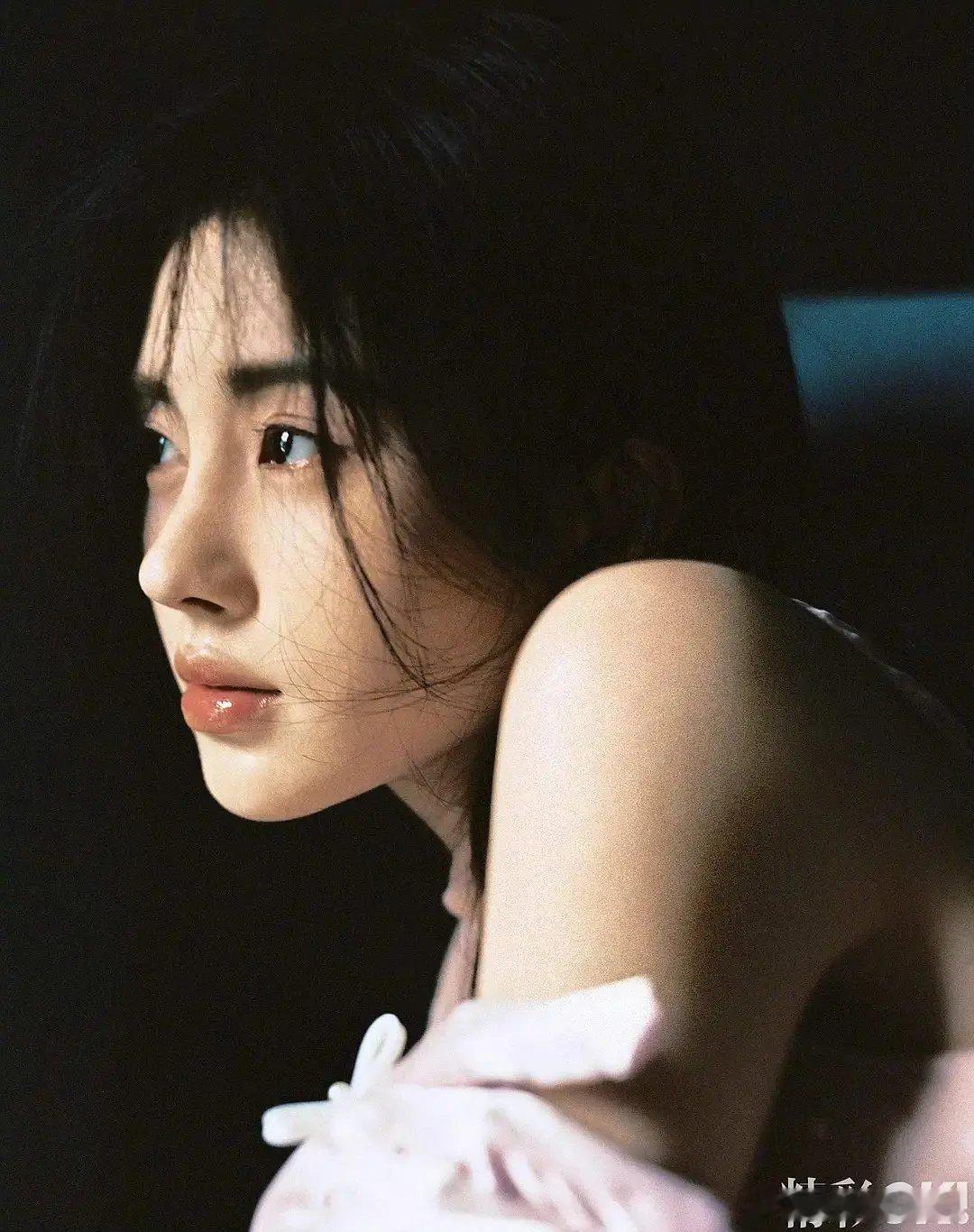 大家怎么光讨论鞠婧祎杂志的销量？不讨论她的表现力呀？感觉她的照片不像是杂志的质感