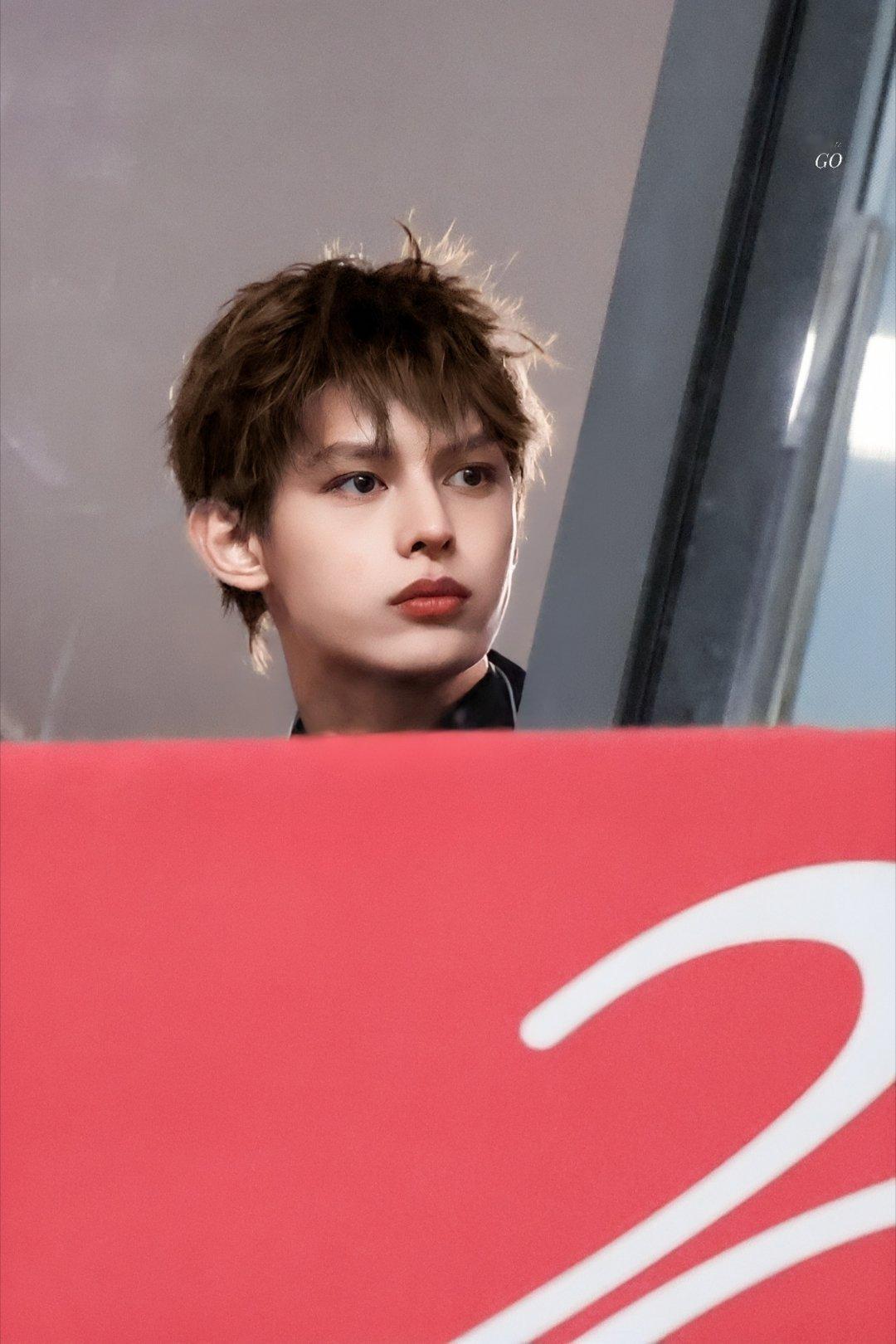 🦅 突然变成仓鼠屯粮了，一直在嚼吧嚼吧的☺️翘翘的小呆毛更是增加了一丝呆感🤫