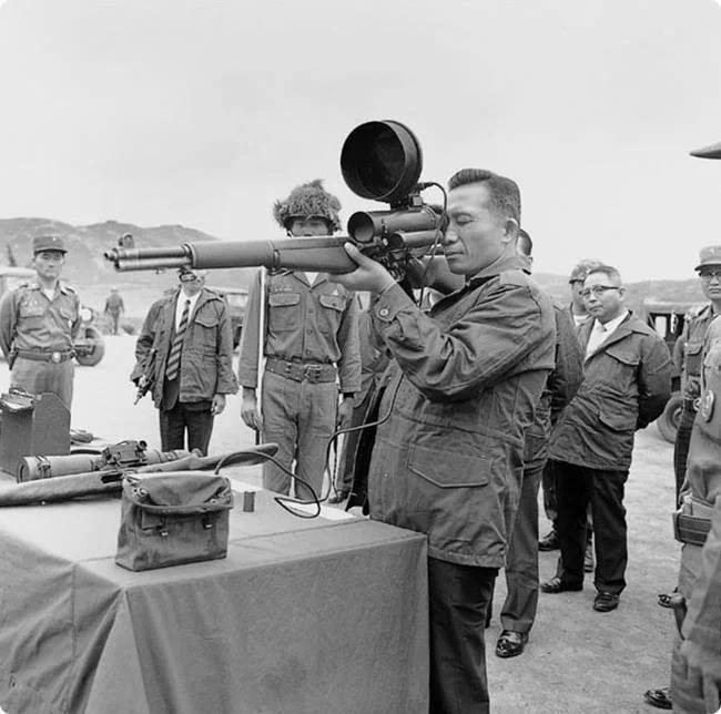 这张照片是 1968 年韩国总统朴正熙视察期间拍摄的。这里的 M1 Garand