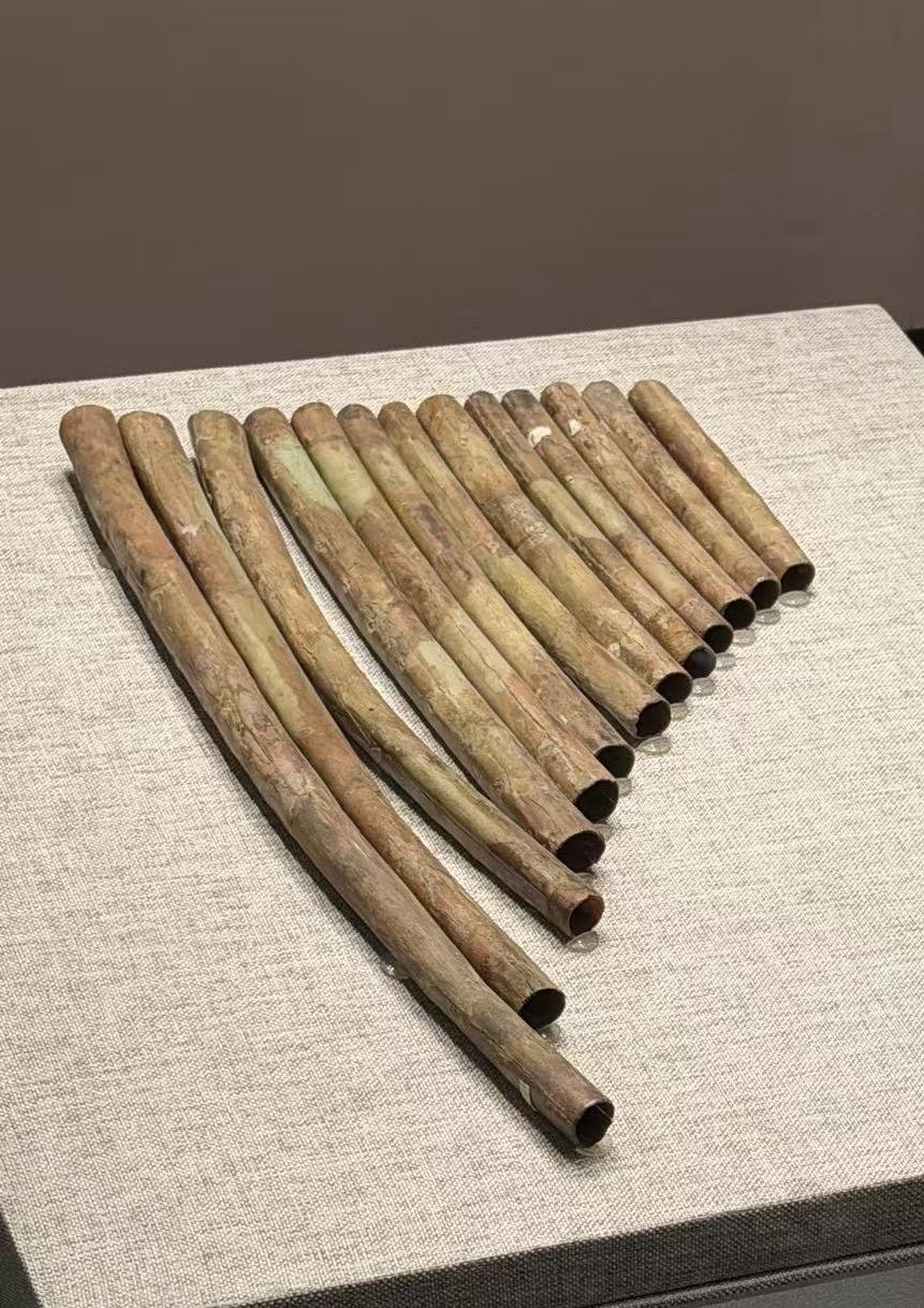 国内最早的骨排箫
郑州博物院展出的西周时期文物，让人很难想象这是距今近3000年
