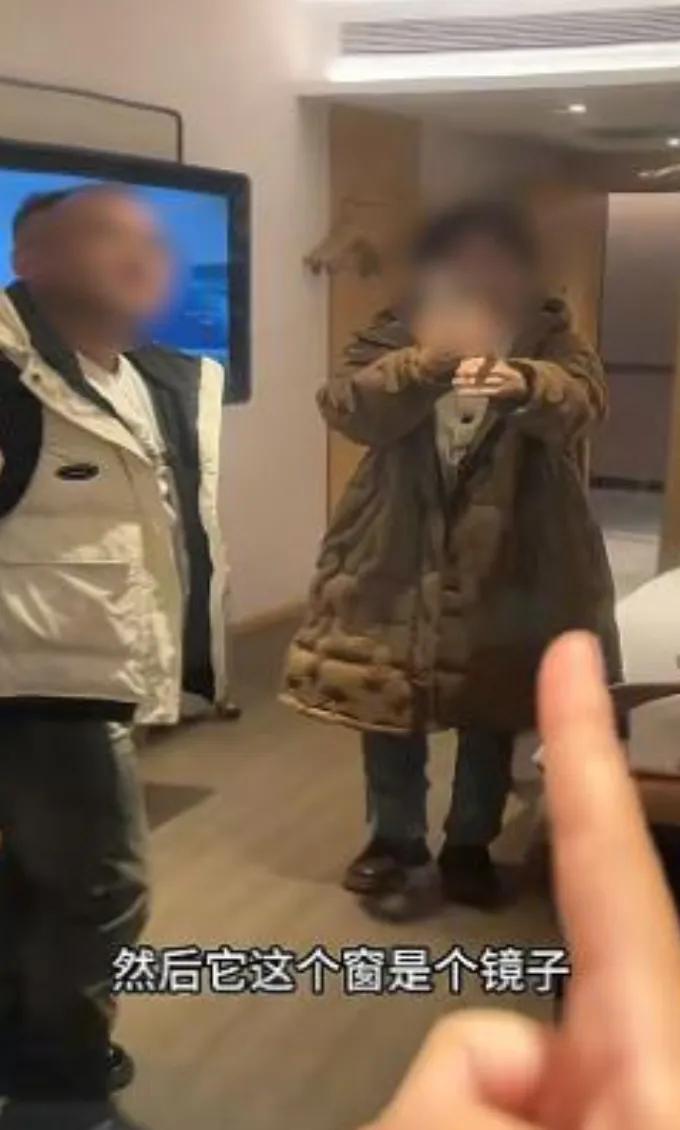 想想都觉得可怕！吉林一女子入住酒店，晚上准备睡觉时，竟然发现落地窗室内看不到外面