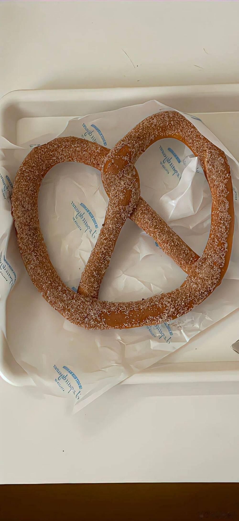 巨蟹不擅长热烈直白的表达，爱意都藏在细碎行动里。遇事习惯先自我消化，不愿轻易展露