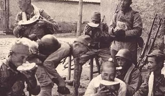 1937年，日本人在堆成山的尸体上浇满了煤油，随后点燃了火把，火焰开始燃烧。这时