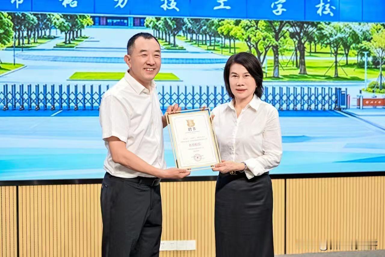 俞敏洪给了陈行甲150万的年薪，董明珠给了陈行甲格力技术学校的荣誉校长，陈行甲自