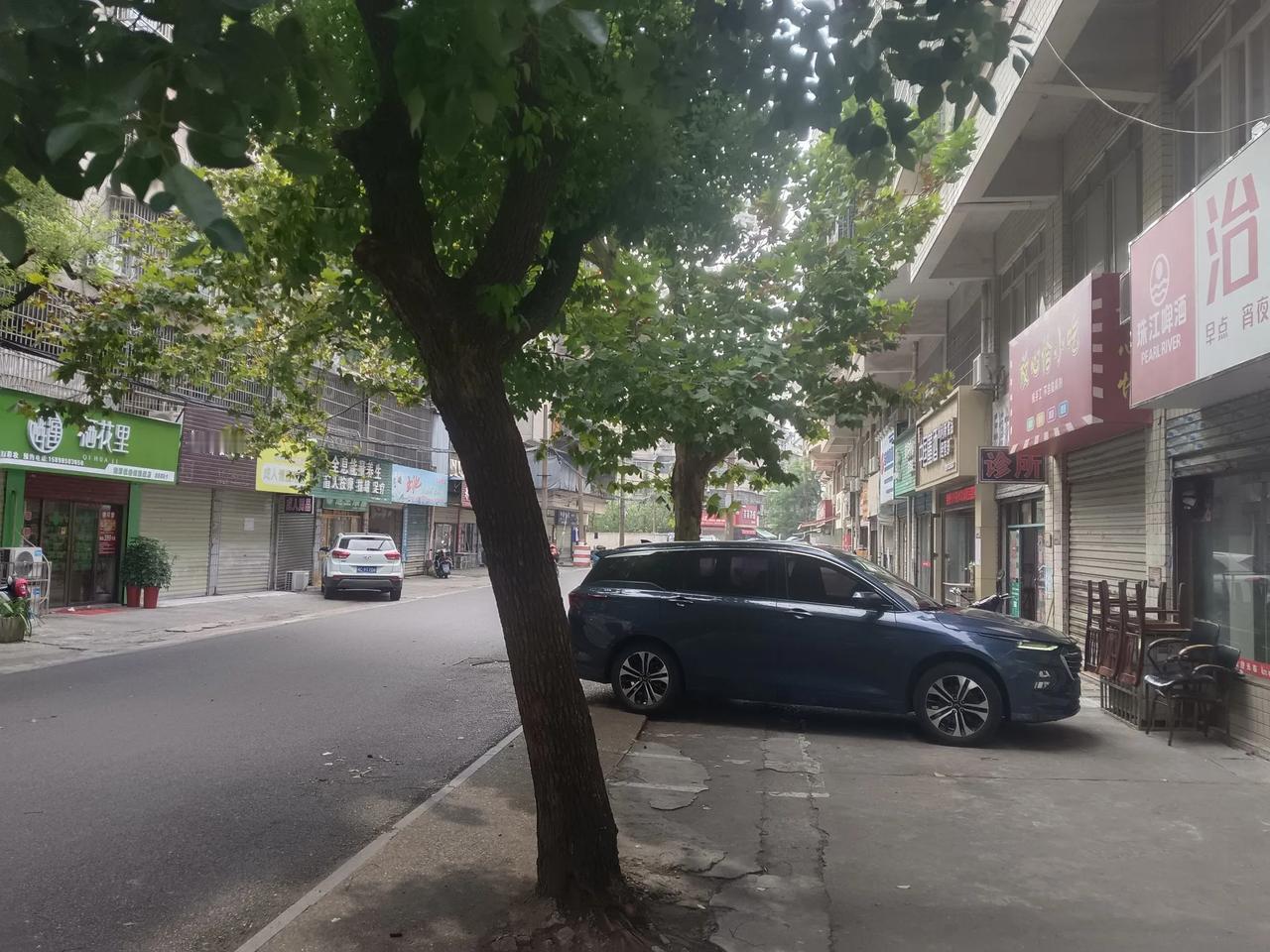 湘潭板塘铺的纱厂横街，这是湘潭市历史上一条著名的老街，在曾经，这条街是以非常繁华