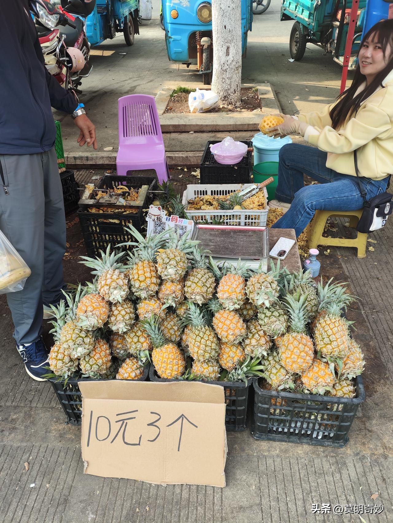 旅居云南弥勒日记：3月11日佛城商都前拖白路的水果大会情况。
今天温度预报为11