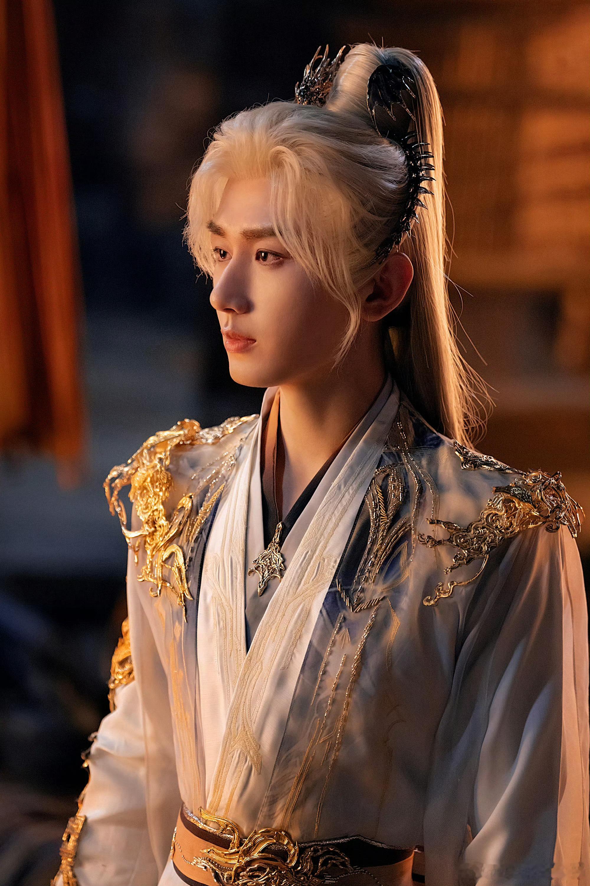 cy成毅，愿所有繁华皆入你眼，所有烦恼自行消散，愿你星途坦荡，光彩夺目。成毅｜赴