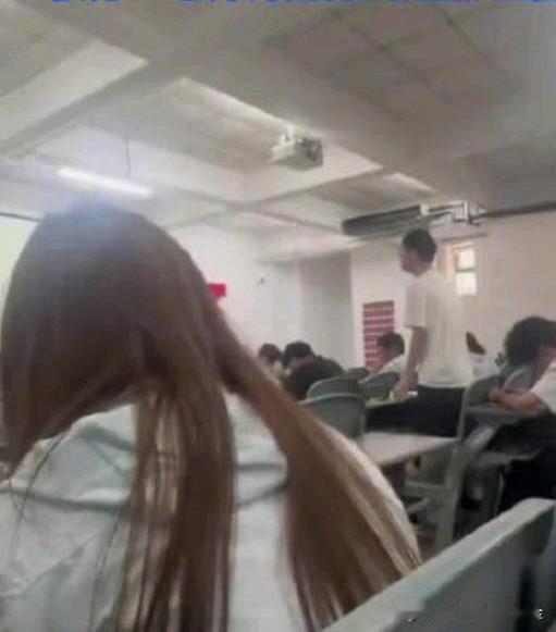 6月11日，河南一高校高数老师借学生帮忙拉黑板一事出言暗讽学生只会用蛮力，直言全