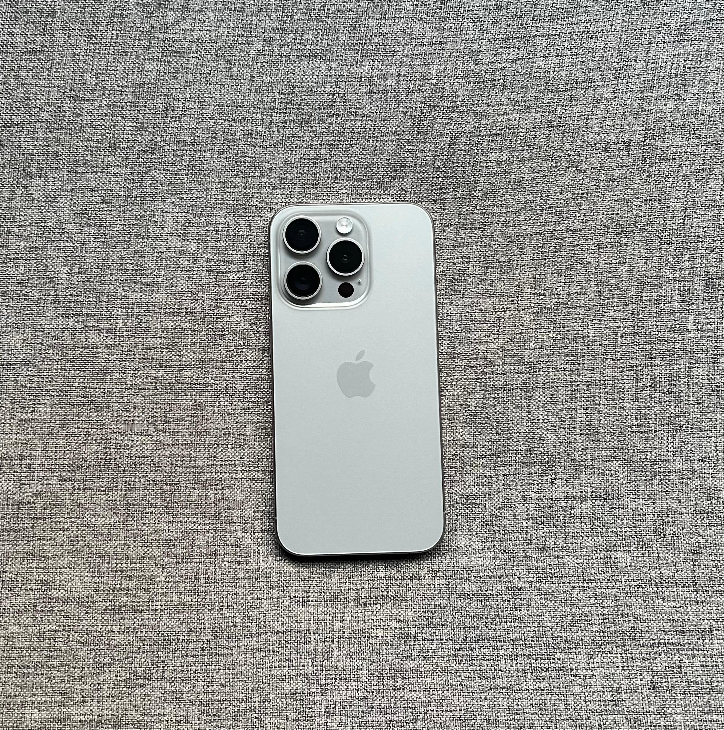 国行iPhone15 Pro 256G 原色屏幕完美，外壳小磕碰掉漆，包换全新?