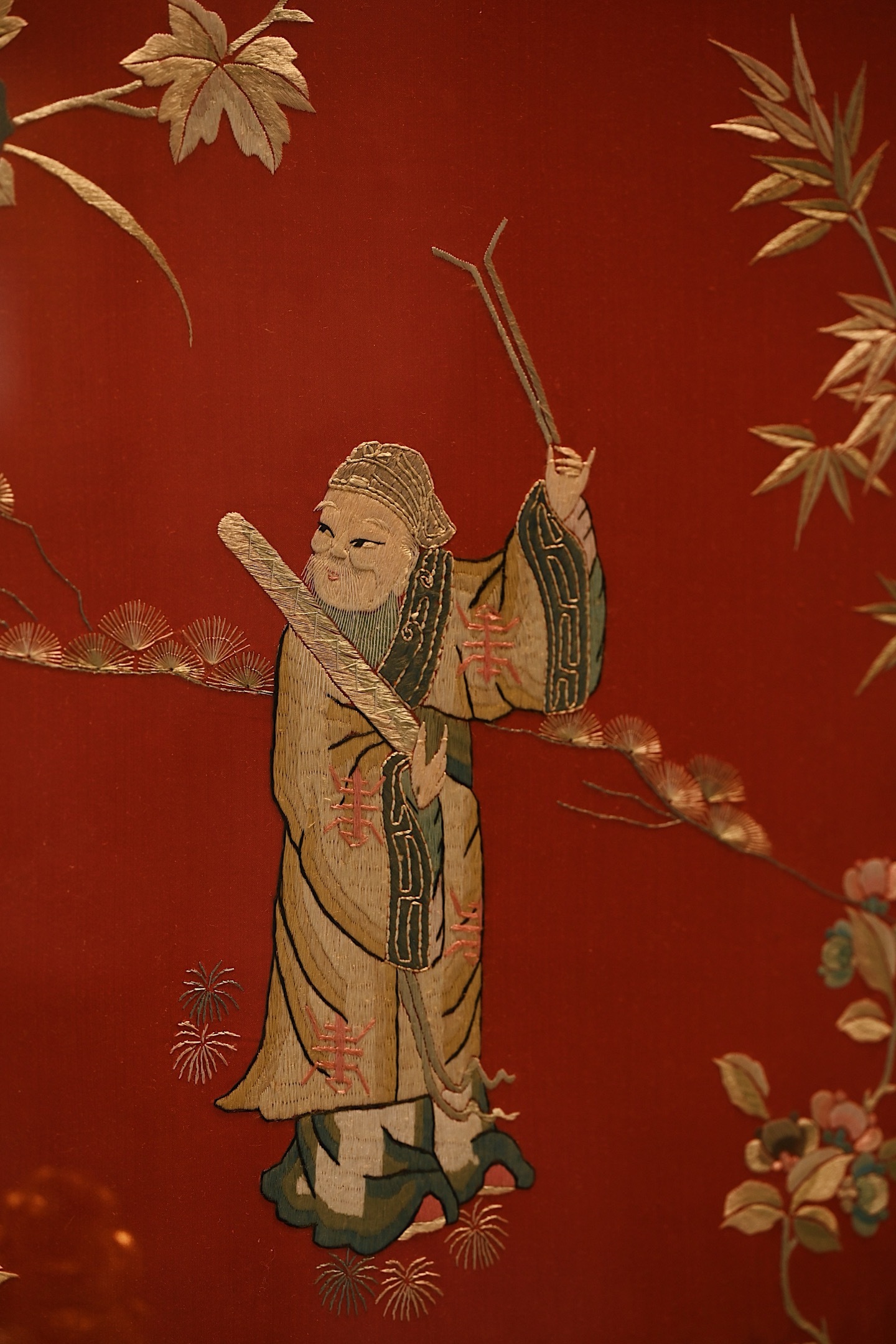 回流 刺绣 | 八仙图 挂屏此对挂屏为回流刺绣品，品相较为完整，取朱红缎地为底，