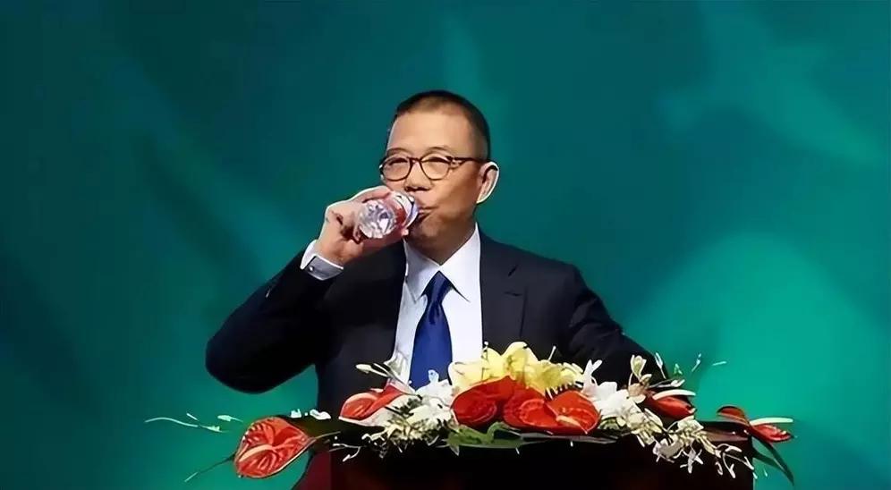 美国首富热衷于造火箭，探索宇宙；印度首富在能源领域大展拳脚。那中国首富呢？是钟睒