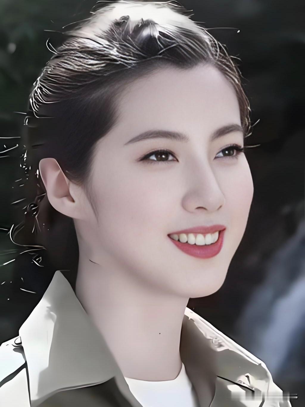 王珂，上戏科班出身，曾是霸屏荧屏的“抗战剧女王”。她气质英气干练，演技扎实。如今