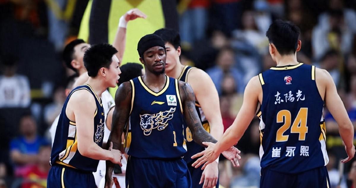 3 月 17 日晚，广东主场本该是崔永熙首秀的狂欢夜，却成了球迷提前离场的尴尬局