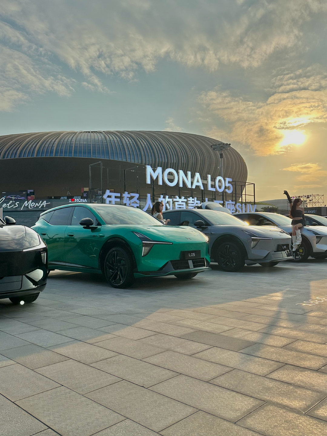 小鹏 MONA L05 今晚上市，来凑热闹了。MONA 全系都在场，年轻博主是真