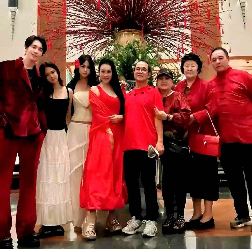 看到钟丽缇55岁还拼命想给张伦硕生孩子的消息，心里真不是滋味。
这对相差12岁的