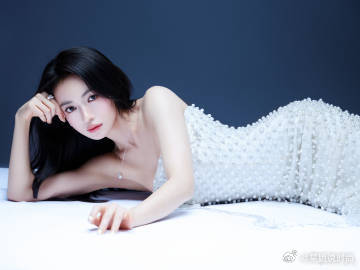吴谨言珍珠抹胸白裙吴谨言气血好足的美 感觉长胖了之后，真的很有气血足足的美，吴谨