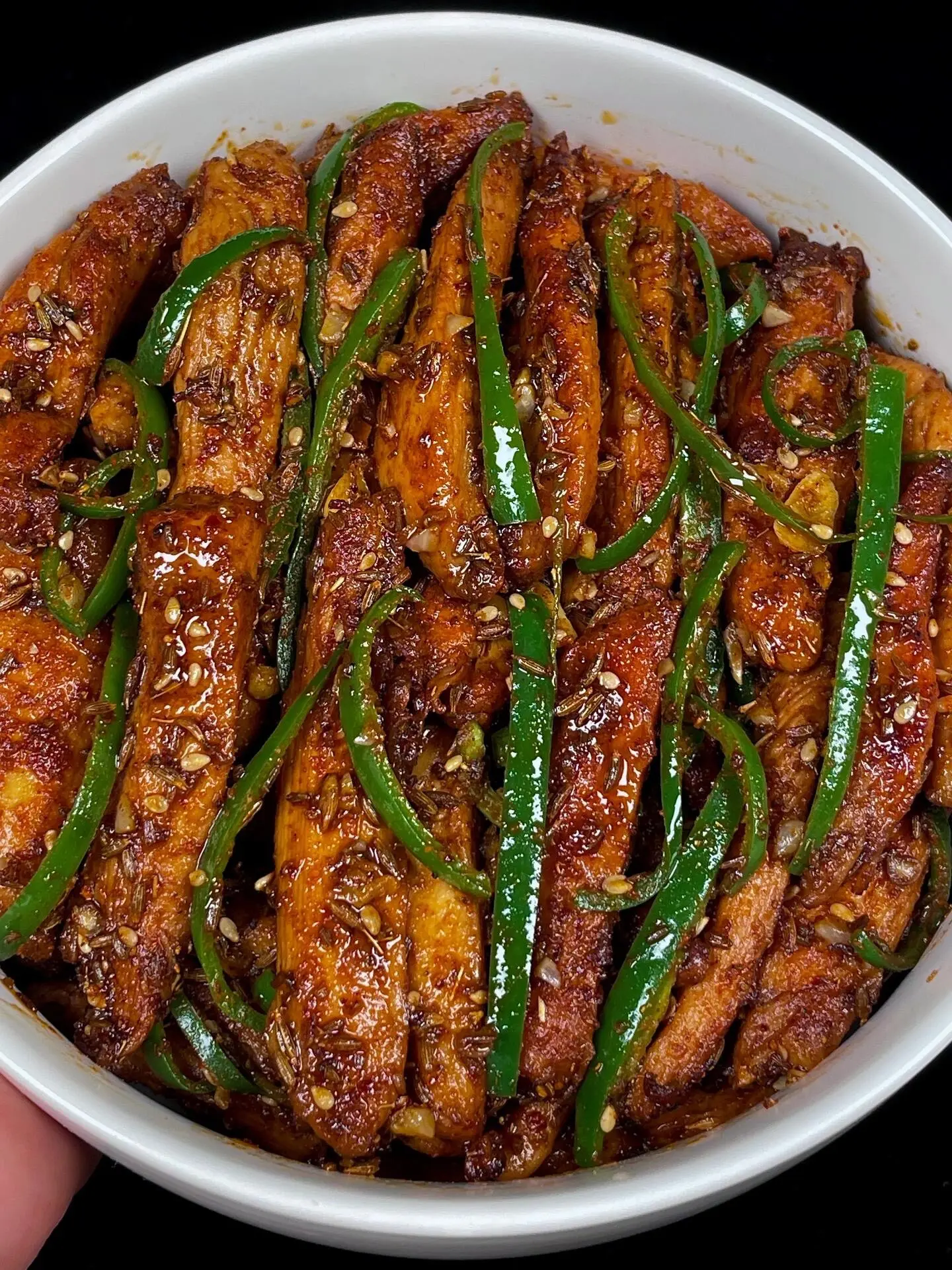赶快去试试这个鸡肉炒青椒丝。谁懂啊！这道孜然鸡胸肉炒青椒丝，也泰香了！
腌制过的鸡胸肉外焦里嫩！鲜嫩入味！
配米饭吃更是绝绝子，我可以炫三大碗！
鸡食材：青椒、鸡胸肉
鸡做法：如图所示！