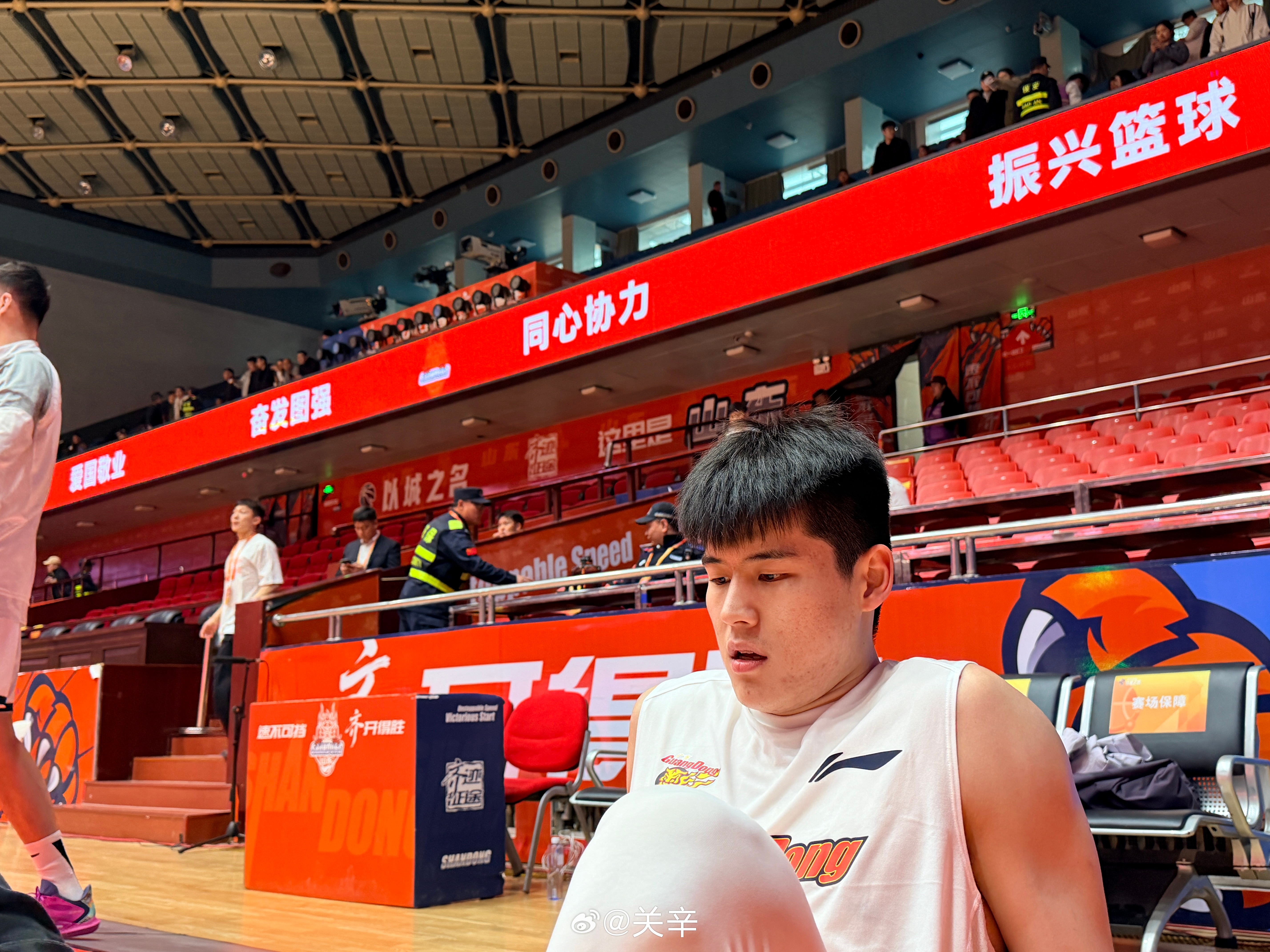 山东男篮vs广东男篮 十年前，家政坐在他右后方的看台上，目睹了丁神与周队的那场神