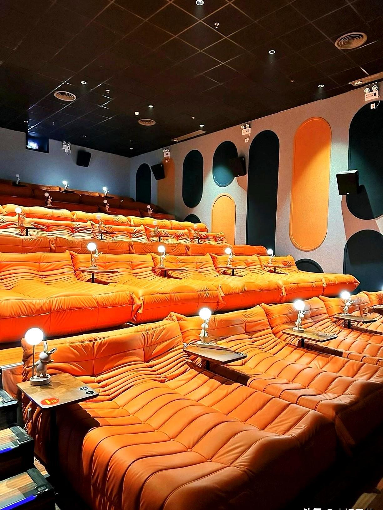 花300块买的床厅票，我全程脚趾抠地。
 
本来想瘫着舒舒服服看大片，结果旁边情