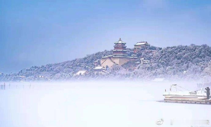 北京颐和园虽然是以夏天美景最为出名，但冬天雪后的颐和园像是在仙境里一般，给人一种