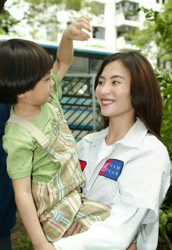 2003年电影《忘不了》开机仪式上的张柏芝，那时候正值颜值巅峰 