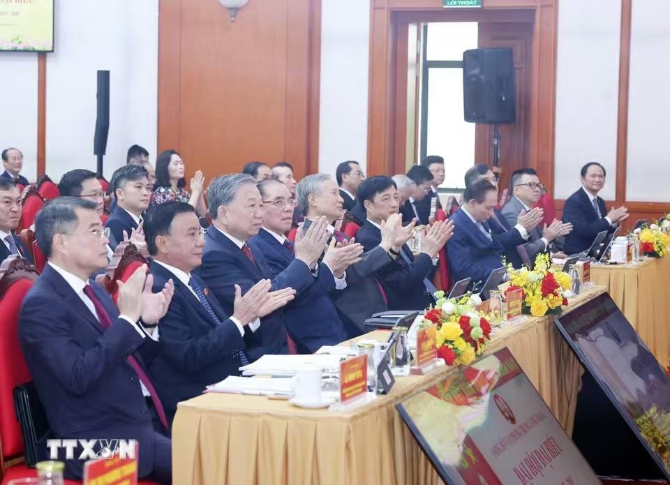 农德孟体力实在太好了，虽然年逾八旬，但还积极配合苏林参加各种大会，这次连陈国旺也