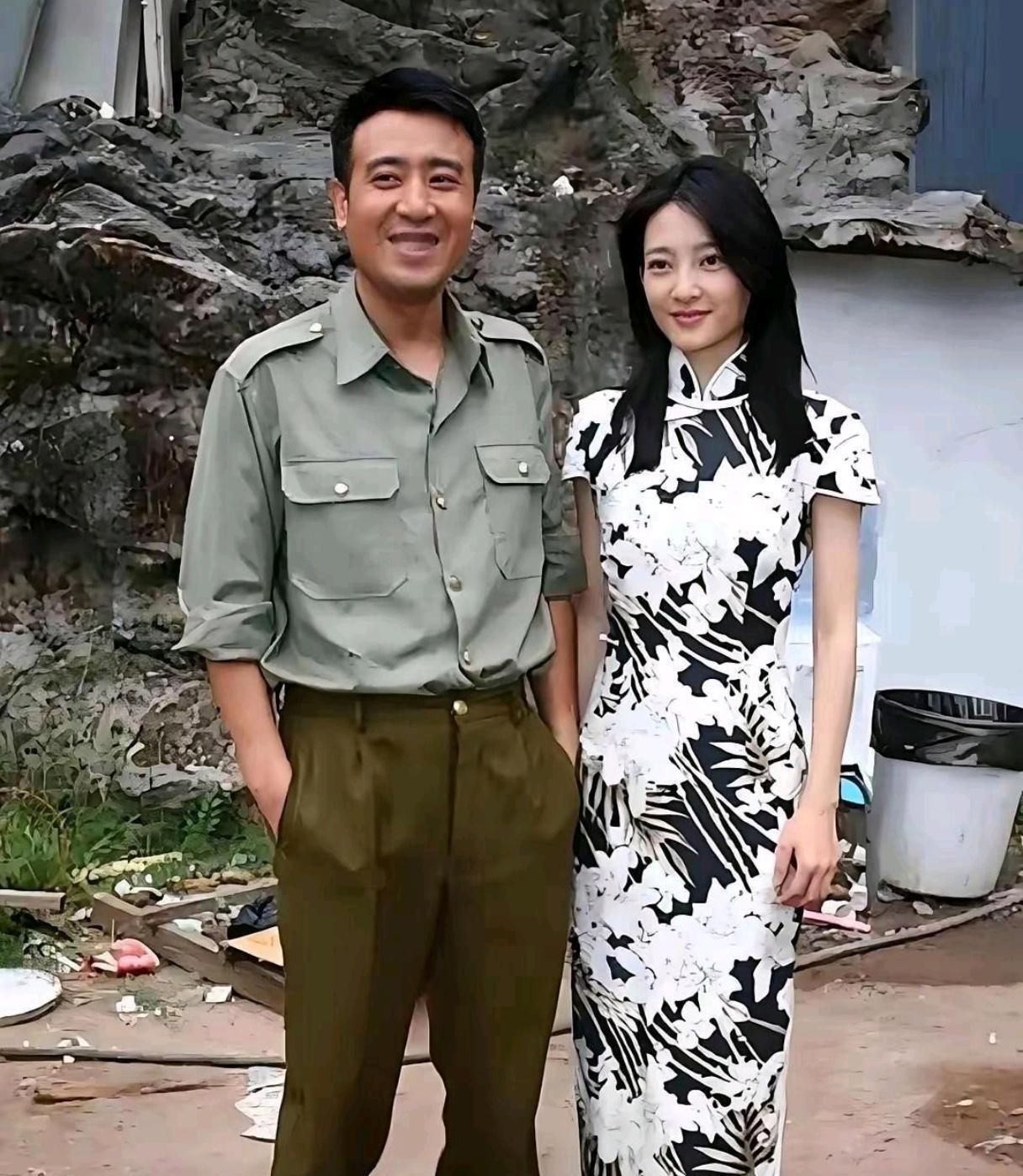 好家伙，怪不得于和伟笑得那么乐呵呢!平时他拍照可低调内敛了。原来是跟素颜超绝的王
