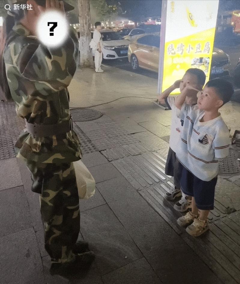 一身军训服，竟让贵州遵义街头出现了令人意外的一幕：两名小朋友突然跑到一名女生面前