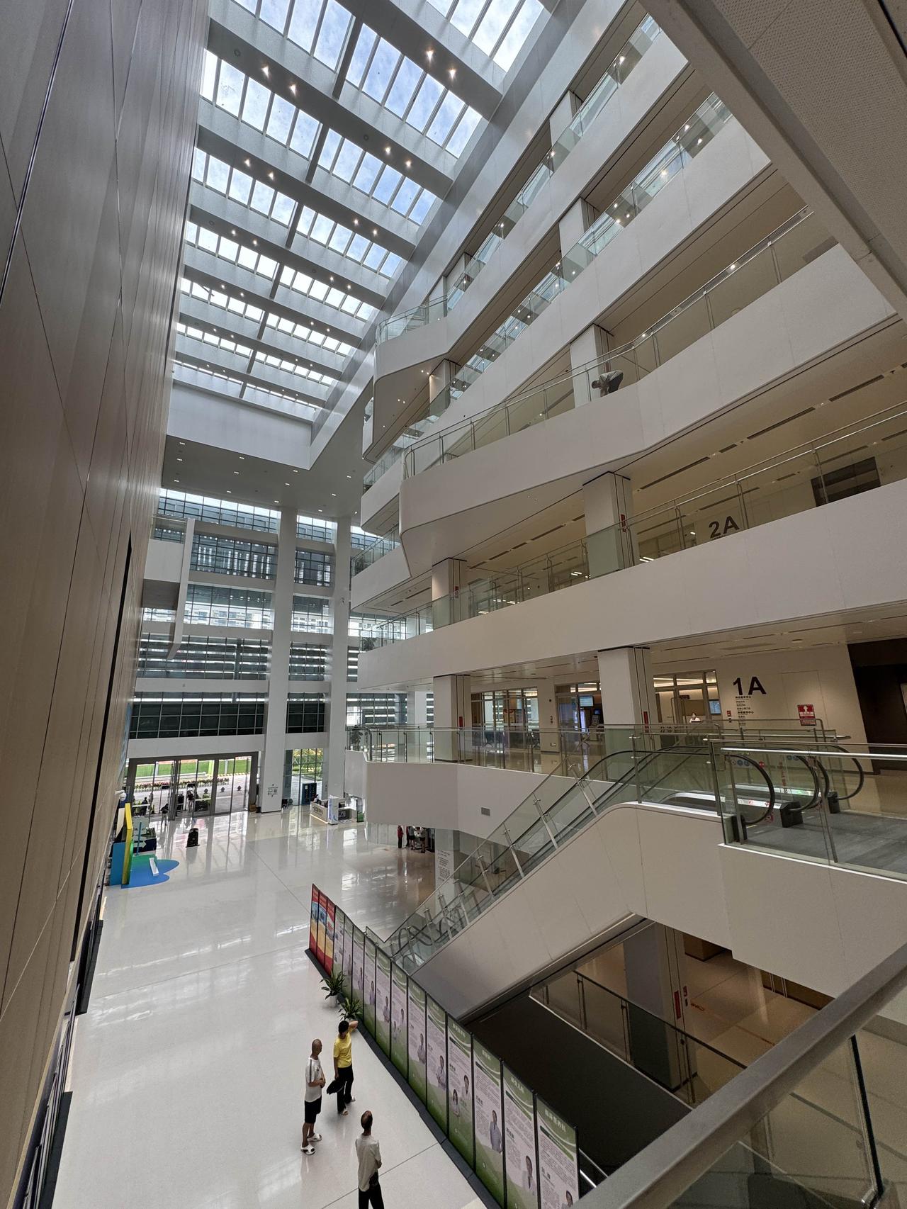 坪山人民医院新院区（南方医科大学坪山医院）三甲医院，开业问诊了，跟商场一样，巨无