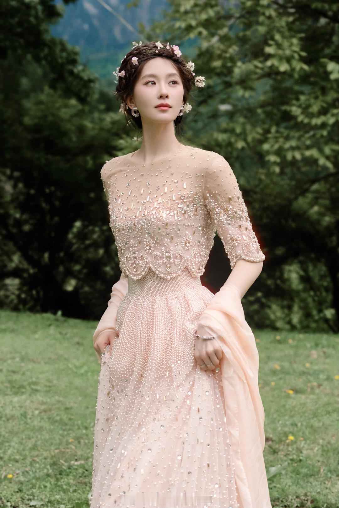 杨幂、刘诗诗今日份工作室精修图营业，仙气飘飘，还得看85🌸 