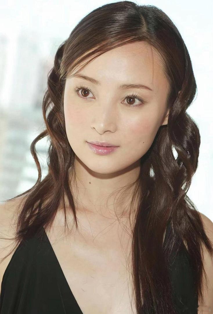 蒋勤勤早年氛围感写真，身姿曼妙风情别致，气质清雅脱俗格外动人。 
