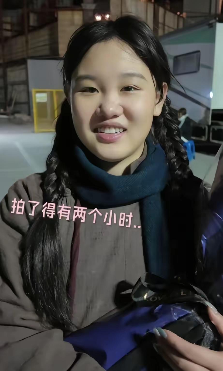 说实在的，“小金豆”张家齐还真有表演天赋。

你看她演一个‘报童’还真是有点那个