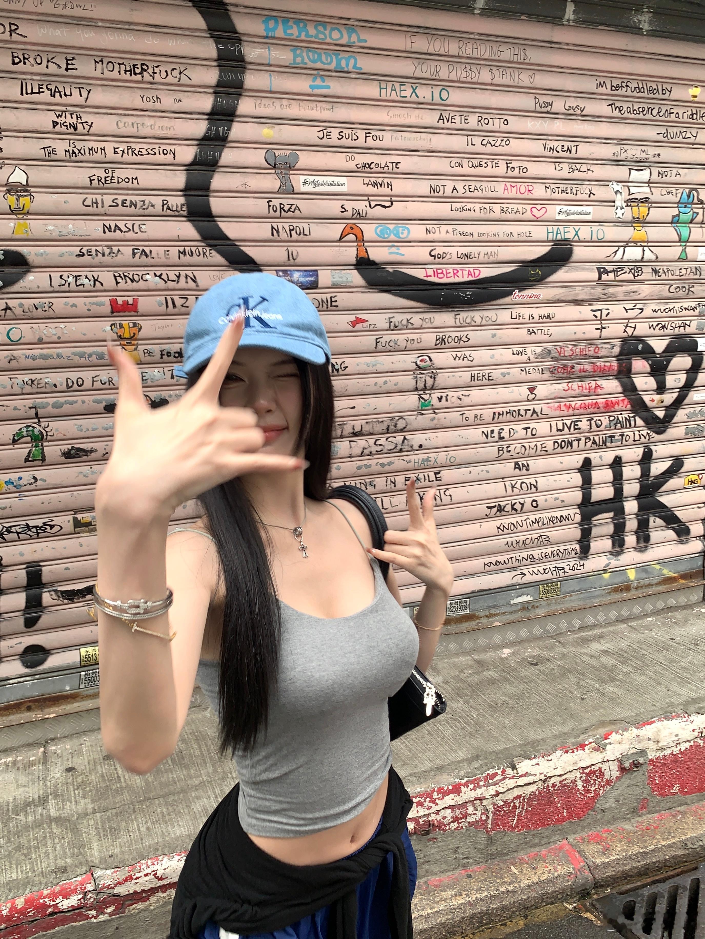 今晚8.准时上新咯会在dy跟大家直播唠嗑搭配衣服～大家记得抢哦！！还有项链福利给