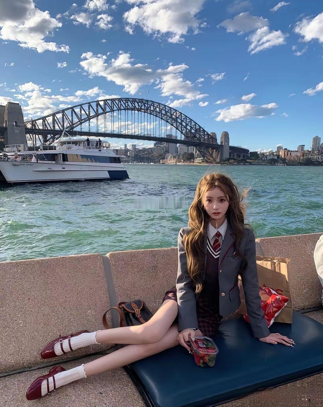王思聪女友懒懒，穿贵族学校校服自称自己是"王族"，寓意自己属于王家的人！ ​​​