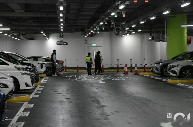 【香港机场抢金案：6公斤金条遭劫，价值约700万港元】6月18日凌晨，香港国际机