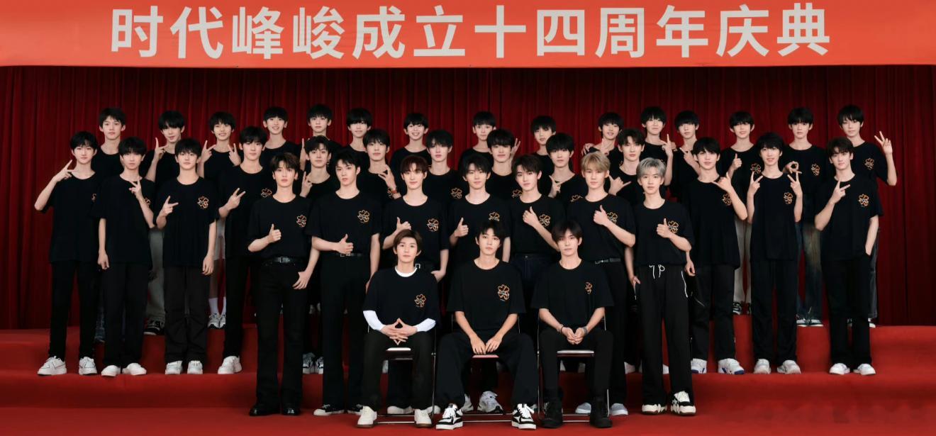 时代峰峻前老板这下惹到真饭圈了网友都在热议黄锐参赛的真实目的，是单纯热爱下厨还是