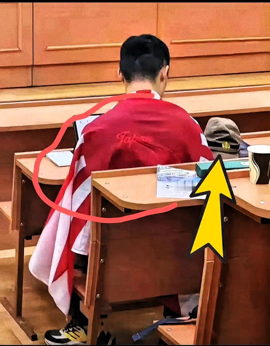 汤家凤这回是真的被气着了，我也觉得他骂得太对了。

一个南京人，学的是历史，居然