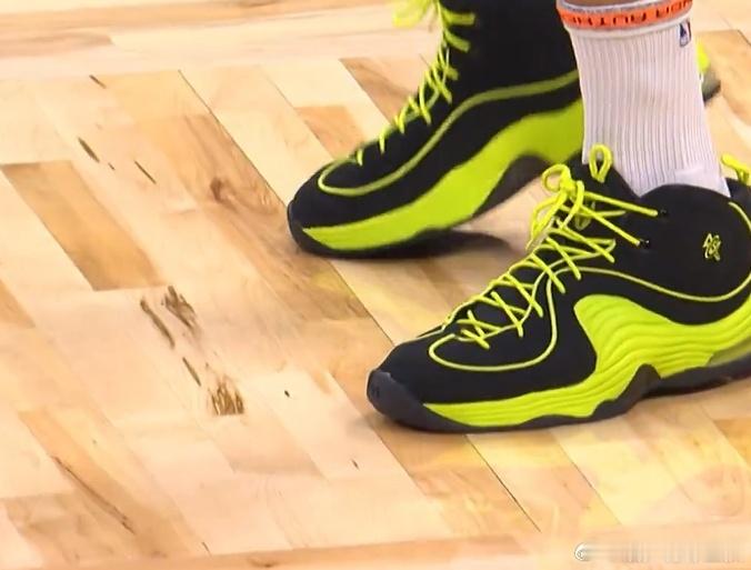库里入场穿奥胖签名鞋，热身时穿便士签名鞋，两者都是魔术队名宿！ 