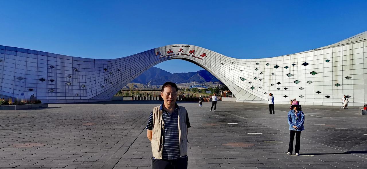 #一张图片证明你来过新疆#一看这照片就是在新疆天山大峡谷景区大门外照的，那是去年