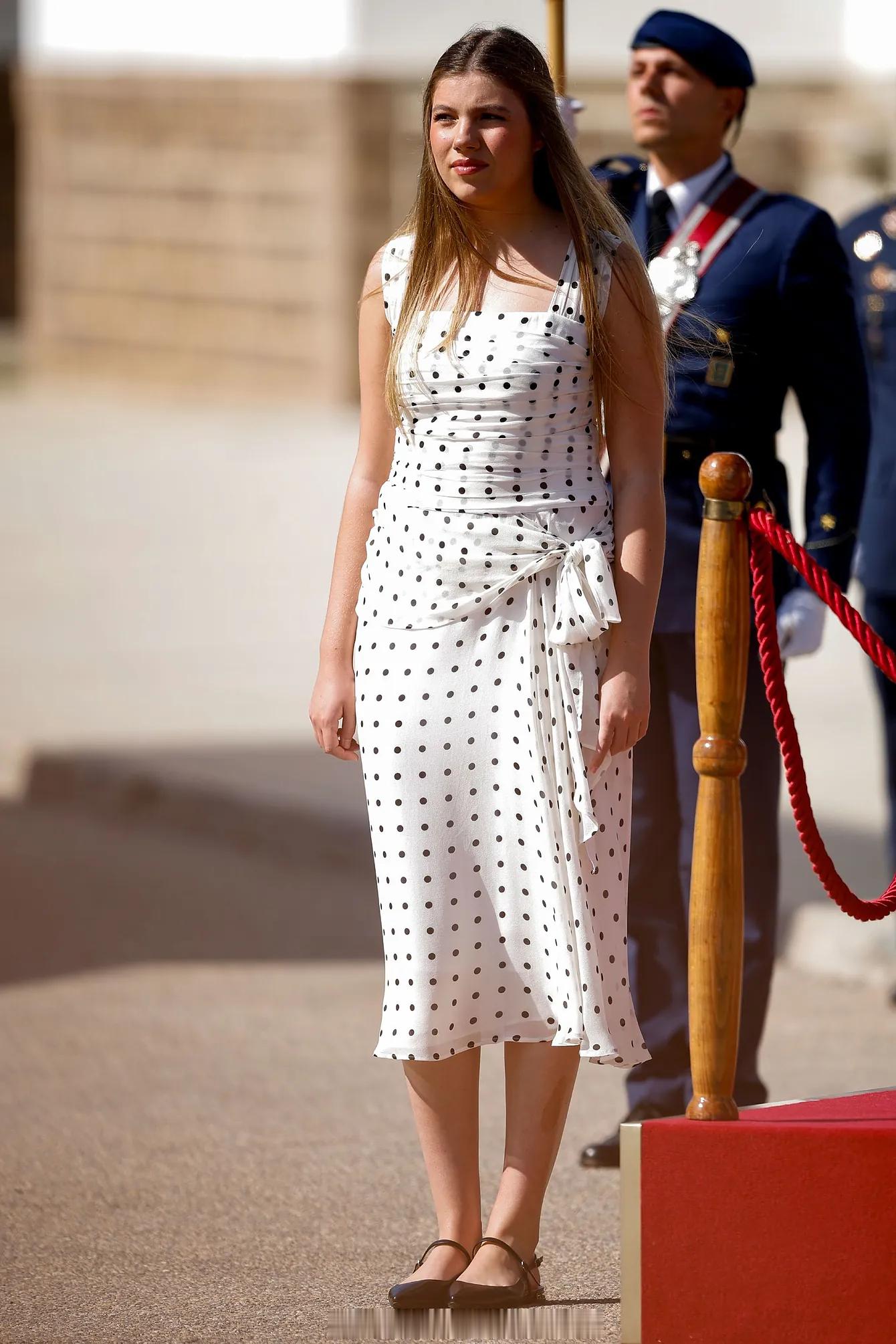 索菲亚公主今日ootd 波点连衣裙来自🇪🇸国民品牌Mango，原版是长款抹胸