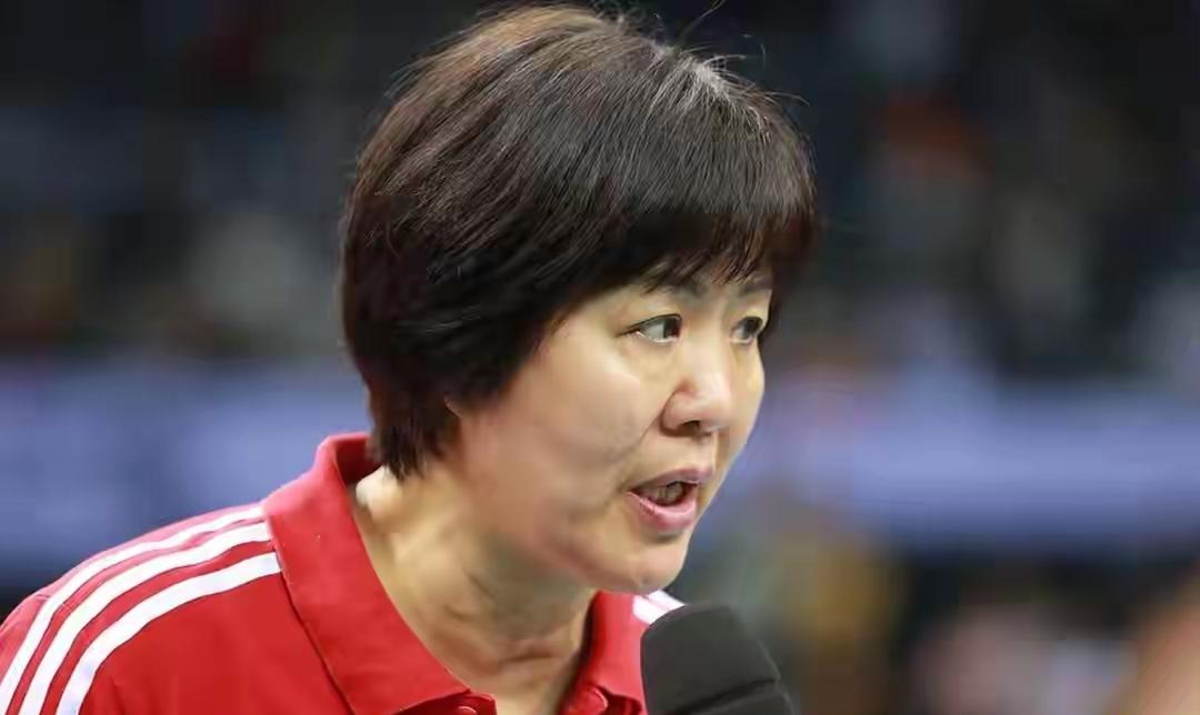 球迷呼唤郎平第三次拯救中国女排，但郎导却点赞劝她别回来的留言。郎导，你把中国女排