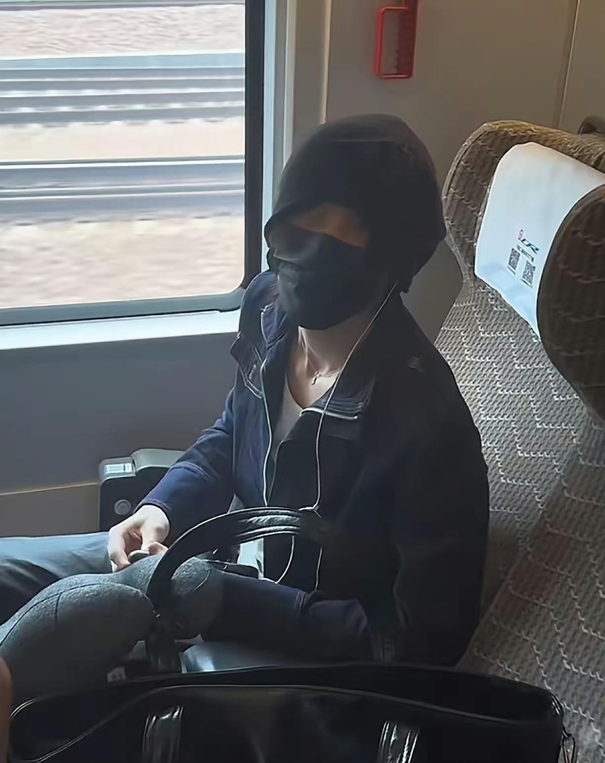 听说有明星敢明目张胆占座了。

在当前自媒体横行的年代，一件小事就会被无限放大，