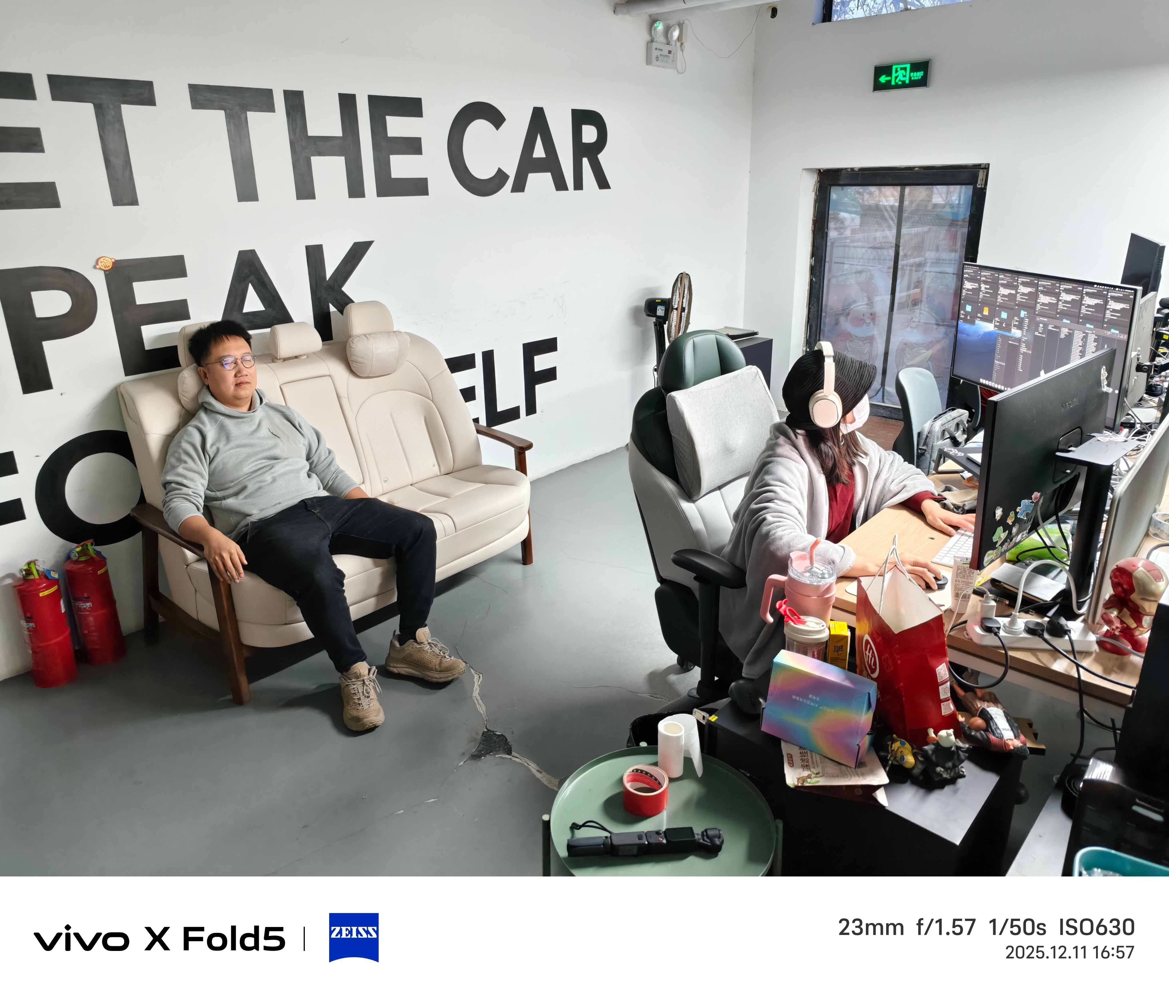 前边是东风日产N7的前排座椅，我司后期小姐姐的座位。后边是东风日产N6的后排大沙