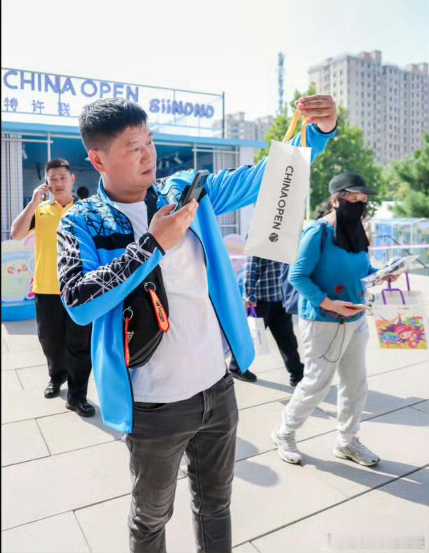 北京中网公开日跑腿小哥闹了大乌龙北京跑腿接单网球拍接了个挂件今日份快乐被跑腿小哥